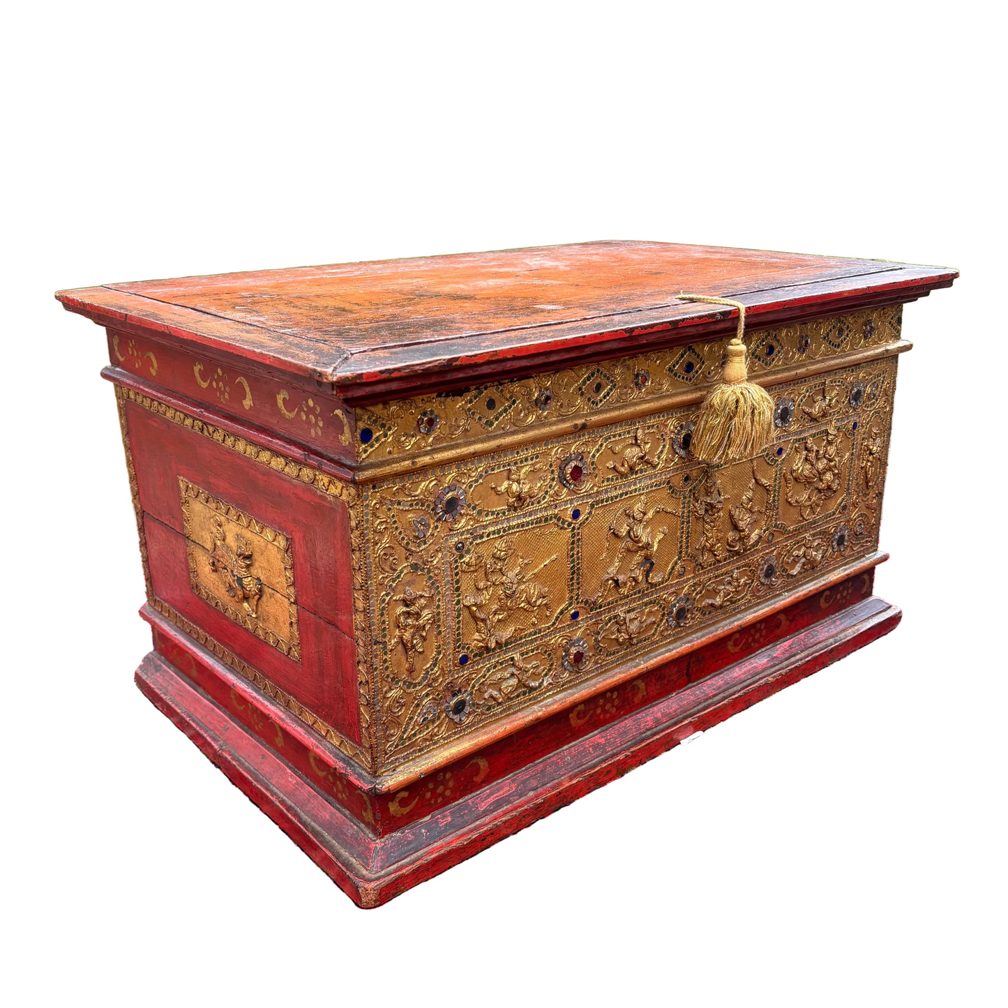 angled view showing thayo lacquer figures and equestrian scenes