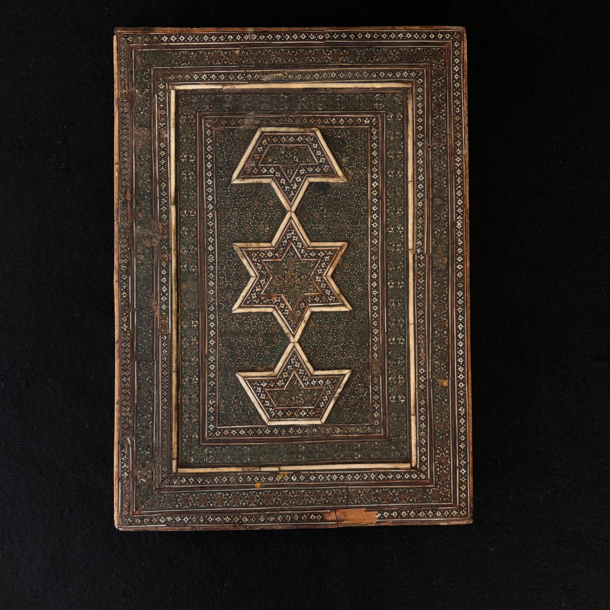 Reverse panel showing geometric star motif and intricate Khatam work