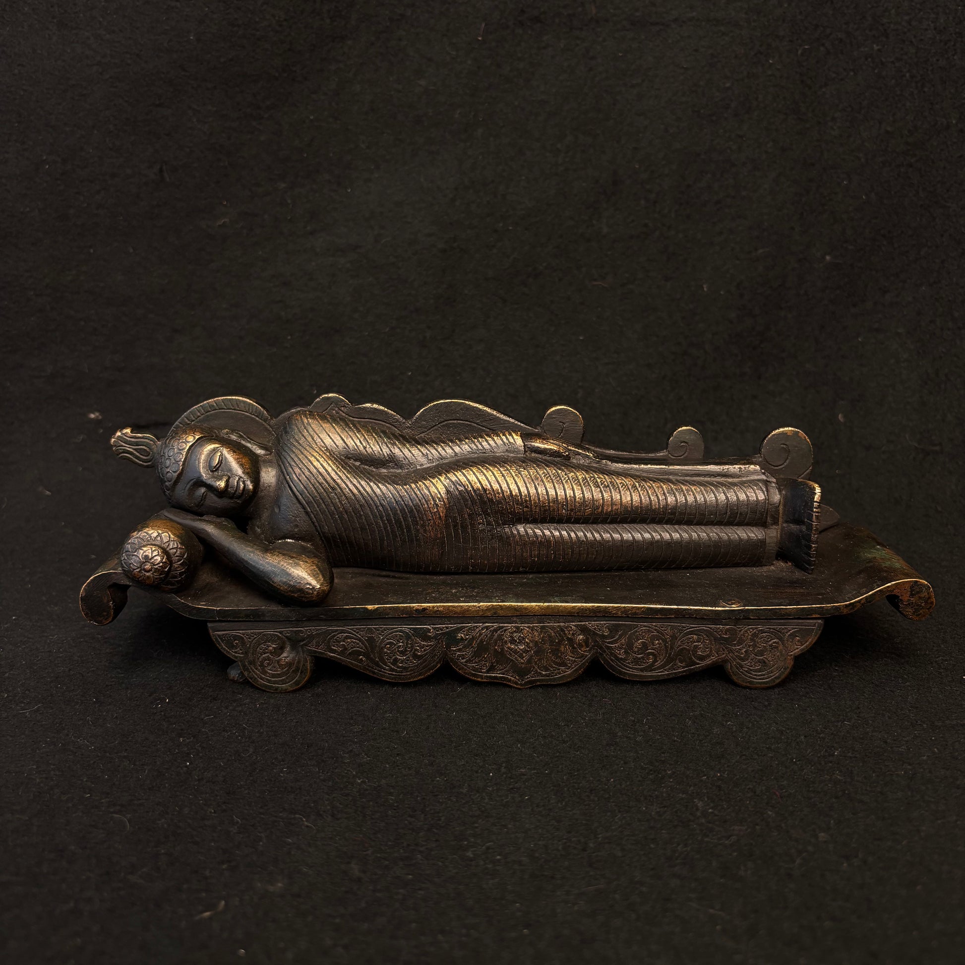 Early 20th century Sri Lankan bronze Parinirvana Buddha reclining on decorative couch