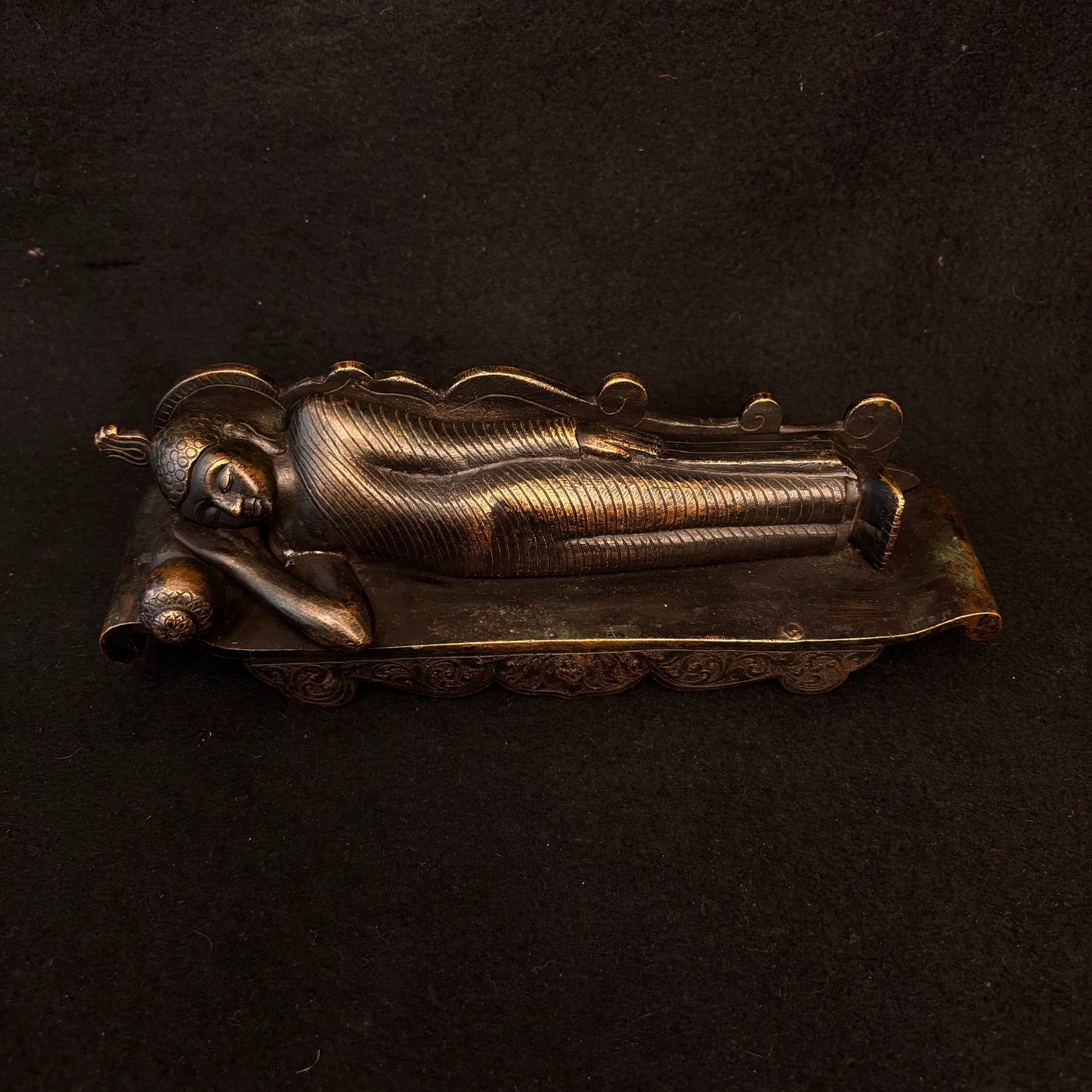 Full-length view of substantial Sri Lankan bronze reclining Buddha, 1.803 kg